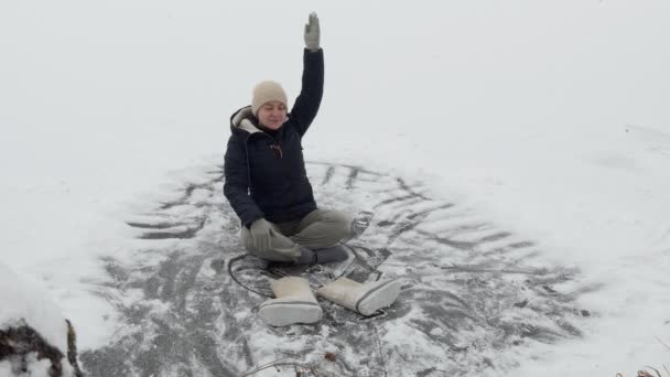 Winter Dívka Dělá Jednoduché Jóga Cvičení Sedí Teplých Šatech Sundává — Stock video