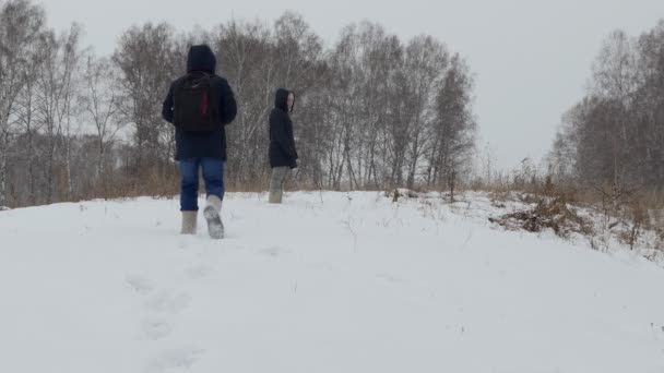 Mevsimler Kış Genç Sıcacık Giyimli Bir Adam Kadın Bulutlu Bir — Stok video