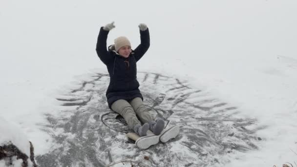Winter Dívka Dělá Jednoduché Jóga Cvičení Sedí Teplých Šatech Sundává — Stock video