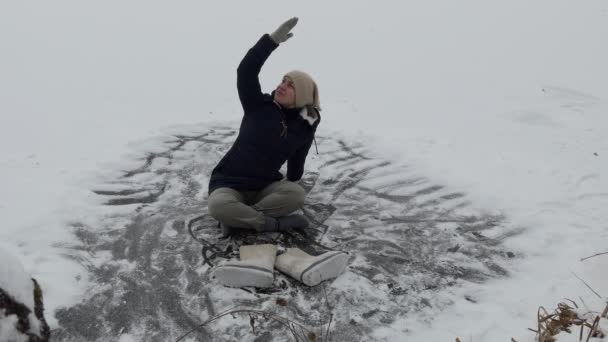Kış Bir Kız Sıcak Giysiler Içinde Oturarak Ayakkabılarını Bir Orman — Stok video