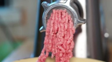Gıda teknolojileri. Elektrikli et öğütücüsünde kıyma üretimi. Yakın çekim..