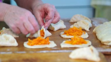 Ev yapımı vejetaryen mutfağı, Asya yemekleri. Yaşlı bir kadın yağda kızarmak için hamur içinde sebze pişirir. Sibirya 'da. Yakın çekim..