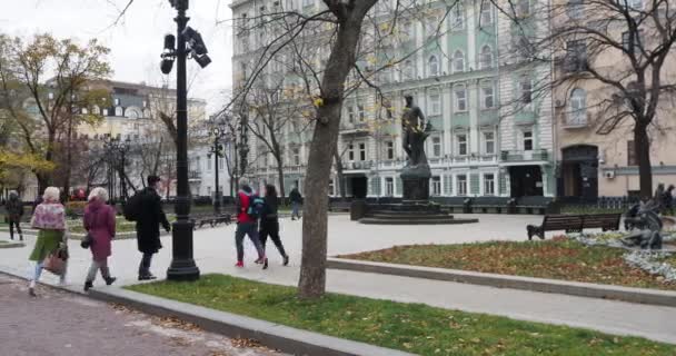모스크바 러시아 2021 사람들은 중심부에 구름낀 예세닌의 기념비 근처를 걷는다 — 비디오