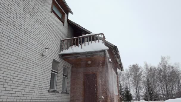 Winter Cámara Lenta Hombre Pala Nieve Del Balcón Casa Después — Vídeos de Stock