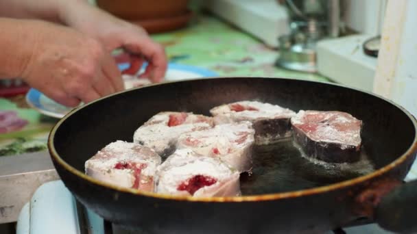 Kuchnia Azjatycka Kobieta Toczy Kawałki Łososia Mące Wkłada Patelni Syberia — Wideo stockowe