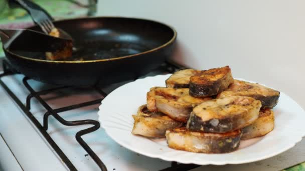 Cozinha Asiática Uma Mulher Desloca Pedaços Fritos Salmão Uma Frigideira — Vídeo de Stock