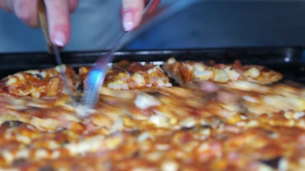 Домашня Кухня Жінка Вирізає Свіжоспечену Піцу Яка Лежить Випічці Ножем — стокове відео