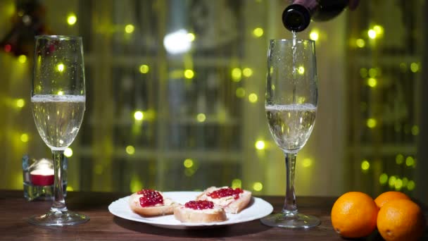 Helgsäsong Man Häller Champagne Från Flaska Glas Som Står Bordet — Stockvideo