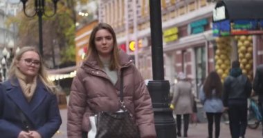 Moskova, Rusya-Ekim, 16, 2021. İnsanlar sadece yayalar için tasarlanmış Arbat Caddesi boyunca yürüyorlar. Elle tutulur.
