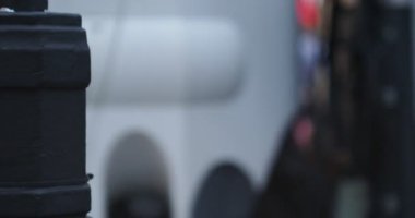 Moskova. Odaklanamıyorum. İnsanlar akşamları sadece yayalar için tasarlanan Arbat Caddesi boyunca yürüyorlar. Elle tutulur.