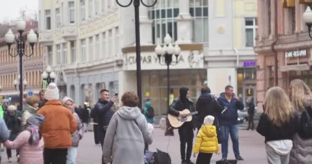Μόσχα Ρωσία Οκτώβριος 2021 Άνθρωποι Περπατούν Κατά Μήκος Της Οδού — Αρχείο Βίντεο