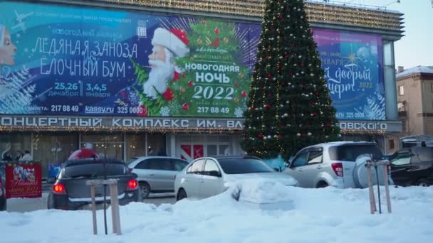 Novosibirsk Rusya Aralık 2021 Tatil Sezonu Şehir Konser Kompleksinin Yanında — Stok video