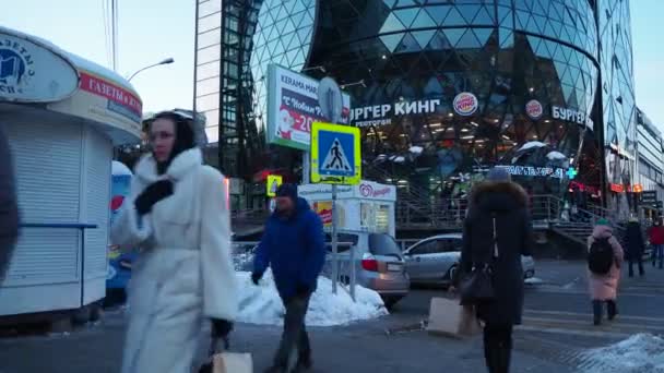 Novosibirsk Ryssland December December 2021 Staden Fotgängare Går Längs Gågata — Stockvideo