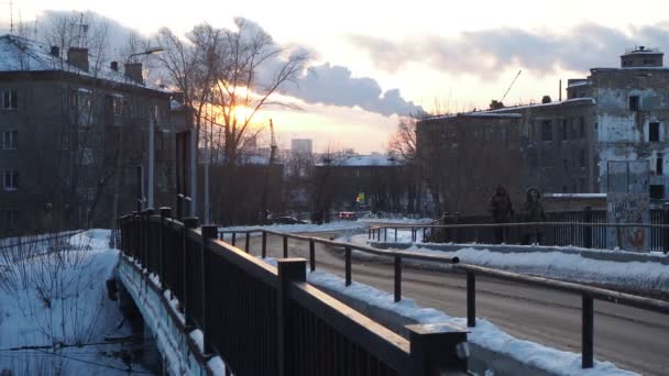 Novosibirsk Rusya Aralık 2021 Yaşlı Bir Çift Şehrin Bir Köprüsünde — Stok video