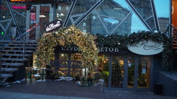 노보시비르스크 러시아 2021 홀리데이 도시의 거리에 아름다운 가게는 크리스마스와 새해를 — 비디오
