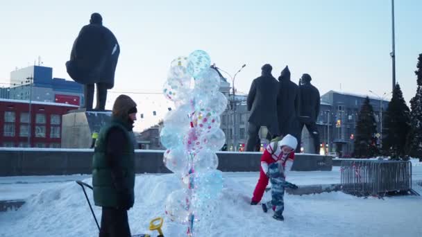노보시비르스크 러시아 2021 교환하는 성탄절 판매업자가 영웅들에 기념비를 배경으로 헬륨으로 — 비디오