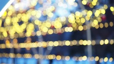 Tatil sezonu, Noel. İnsanlar sokakta ellerinde yanan şenlik ışıklarıyla yürüyorlar. Odaklanamıyorum. Sibirya.