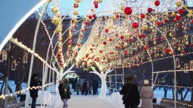 Novosibirsk, Rusya-Aralık, 12, 2021. Tatil sezonu, Noel. İnsanlar sokakta ellerinde yanan şenlik ışıklarıyla yürüyorlar. Sibirya.
