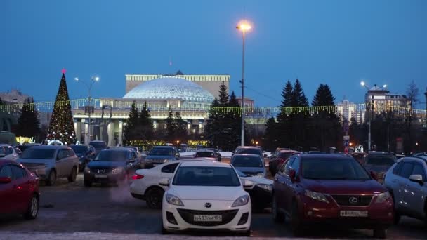 노보시비르스크 러시아 2021 크리스마스 광장에는 크리스마스 트리와 오페라 건물에 대항하는 — 비디오
