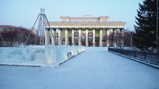 ロシアのノヴォシビルスク 2021年12月12日 オペラ座やバレエ劇場の前でクリスマス前に作られた空の都市のアイスリンク — ストック動画