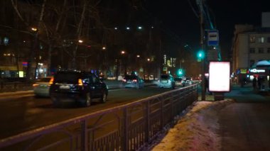 Novosibirsk, Rusya-Aralık, 12, 2021. Gece şehri. Gece kenti Novosibirsk 'in kış caddesi boyunca arabalar hareket ediyor. Sibirya.