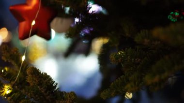 Tatil sezonu, Noel. Noel ağacında Noel ağacı oyuncağı, yakın plan. Bokeh.