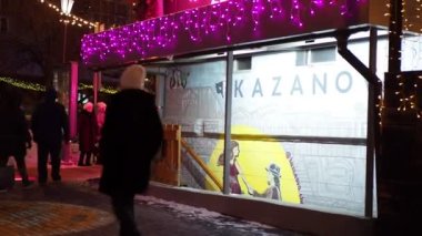 Novosibirsk, Rusya-Aralık, 12, 2021. Tatil sezonu. Gece şehrinin sokakları Noel ve Yeni Yıl için süslenmiştir. Sibirya 'da. Elle tutulur.