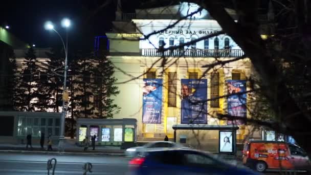 노보시비르스크 러시아 2021 대중교통은 아름다운 필하모닉 연주회장의 배경에서 멈춘다 — 비디오