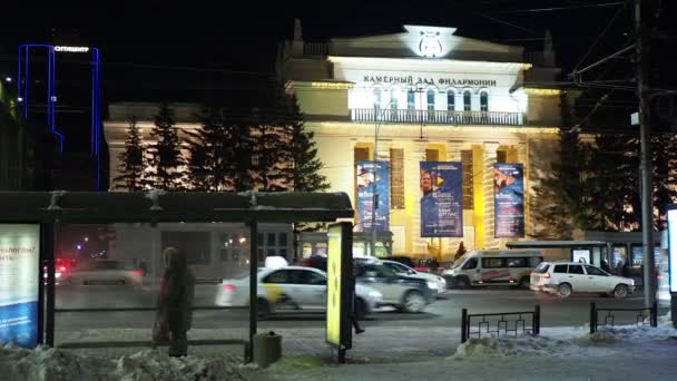 노보시비르스크 러시아 2021 대중교통은 아름다운 필하모닉 연주회장의 배경에서 멈춘다 — 비디오