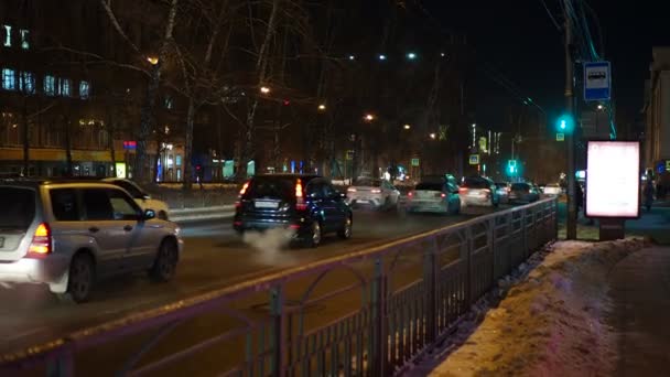 Nachtstad Auto Rijden Langs Winterstraat Van Nachtstad Novosibirsk Siberië — Stockvideo