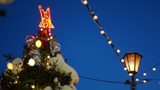 Weihnachten Ferienzeit Eine Festliche Laterne Auf Dem Himmelshintergrund Neben Einem — Stockvideo