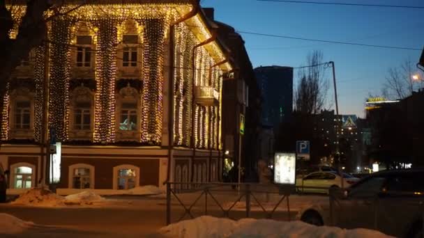 2021年12月12日 俄罗斯Novosibirsk 假日季节 夜城的街道装饰着圣诞和新年的气氛 西伯利亚 手牵手 — 图库视频影像