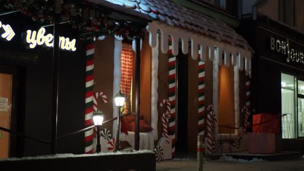 2021年12月12日 俄罗斯Novosibirsk 假日季节 有姜饼屋风格装饰的花店 手牵手 — 图库视频影像