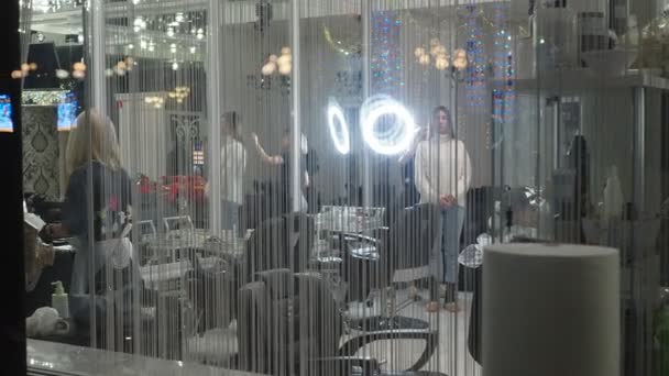 노보시비르스크 러시아 2021 크리스마스 스타일리스트 고객들을 스타일 미용실의 밝은색 — 비디오