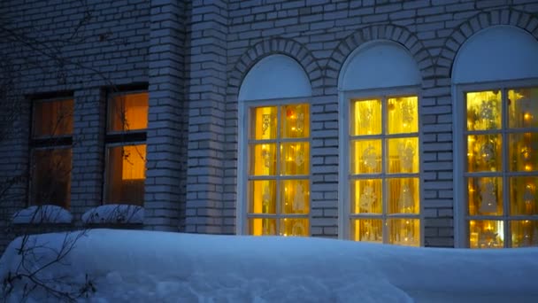 Sezon Wakacyjny Zima Świecące Okna Ceglanego Domu Ozdobione Girlandami Figurami — Wideo stockowe