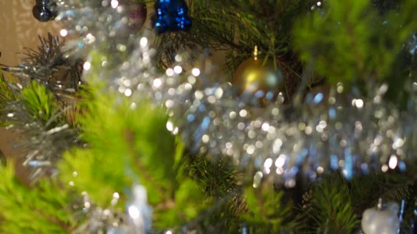 Ünnepek Karácsony Karácsonyfa Játékok Egy Karácsonyfán Közelkép Kamera Felfelé Megy — Stock videók