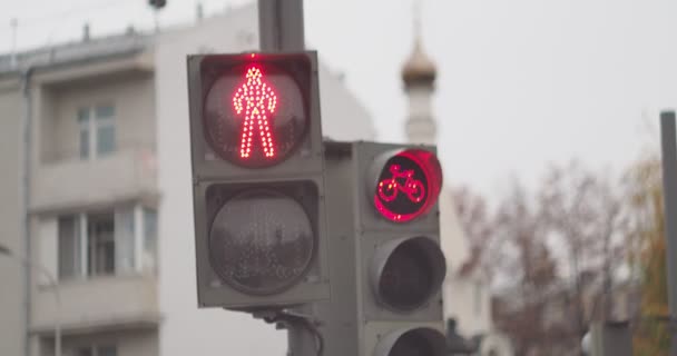 Stad Een Verkeerslicht Met Een Brandend Signaal Dat Voetgangers Verbiedt — Stockvideo