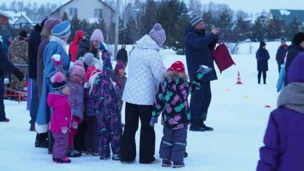 ロシアのベルズク2021年12月25日 休日の季節 子供と大人はクリスマス休暇中に競技を見る シベリア — ストック動画