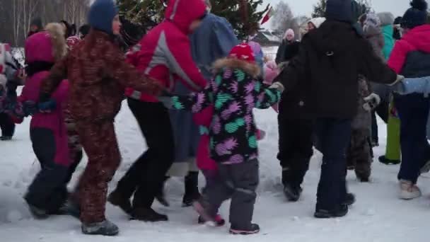 Μπέρντσκ Ρωσία Δεκέμβριος 2021 Εποχή Διακοπών Παιδιά Και Ενήλικες Χορεύουν — Αρχείο Βίντεο