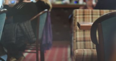 Gece şehri. Moskova. Ziyaretçiler akşam yemeklerini bir kafede yiyorlar. El ele tutuş. Odaklanamıyorum. 