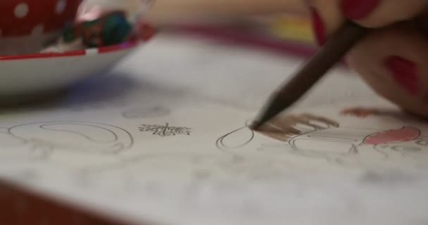 Женщина Рисует Черно Белый Рисунок Альбоме Цветным Карандашом Крупный План — стоковое видео