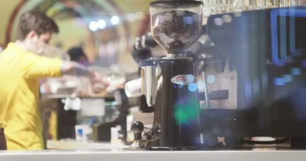 Moszkva Oroszország Október 2021 Védő Maszkos Baristák Kávét Készítenek Kávézó — Stock videók