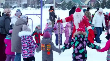 Berdsk, Rusya, 25 Aralık 2021. Zaman turları. Tatil sezonu. Noel tatilinde Noel Baba 'yla birlikte çocuklar ve yetişkinler. Sibirya.