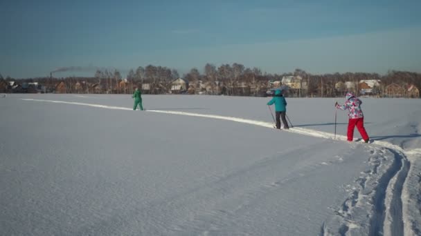 Времена Года Зима Три Женщины Теплой Одежде Катаются Лыжах Холму — стоковое видео