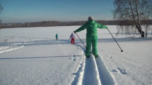 Årstider Vinter Tre Kvinnor Varma Kläder Åker Skidor Nedför Backe — Stockvideo