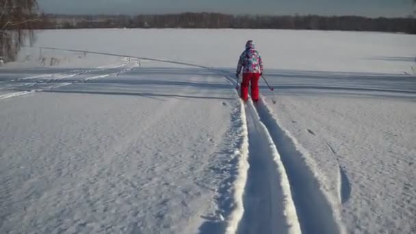 Sezóna Zima Žena Teplých Šatech Sjíždí Kopce Pokrytého Hlubokým Sněhem — Stock video