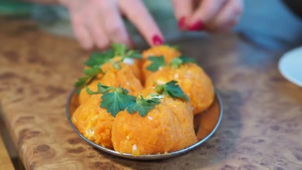 Asian Cuisine Vegetarianism Elderly Woman Makes Oranges Grated Carrots Fillings — ストック動画
