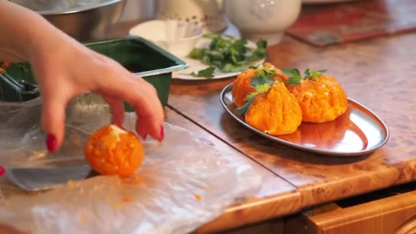 Aziatische Keuken Vegetarisme Een Oudere Vrouw Maakt Sinaasappels Van Geraspte — Stockvideo
