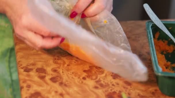 Asian Cuisine Vegetarianism Elderly Woman Makes Oranges Grated Carrots Fillings — 图库视频影像