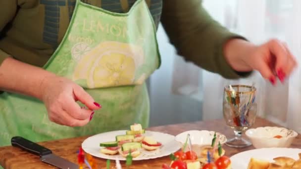 Σπιτική Μαγειρική Μια Ηλικιωμένη Γυναίκα Ετοιμάζει Μικρά Σάντουιτς Από Διαφορετικά — Αρχείο Βίντεο